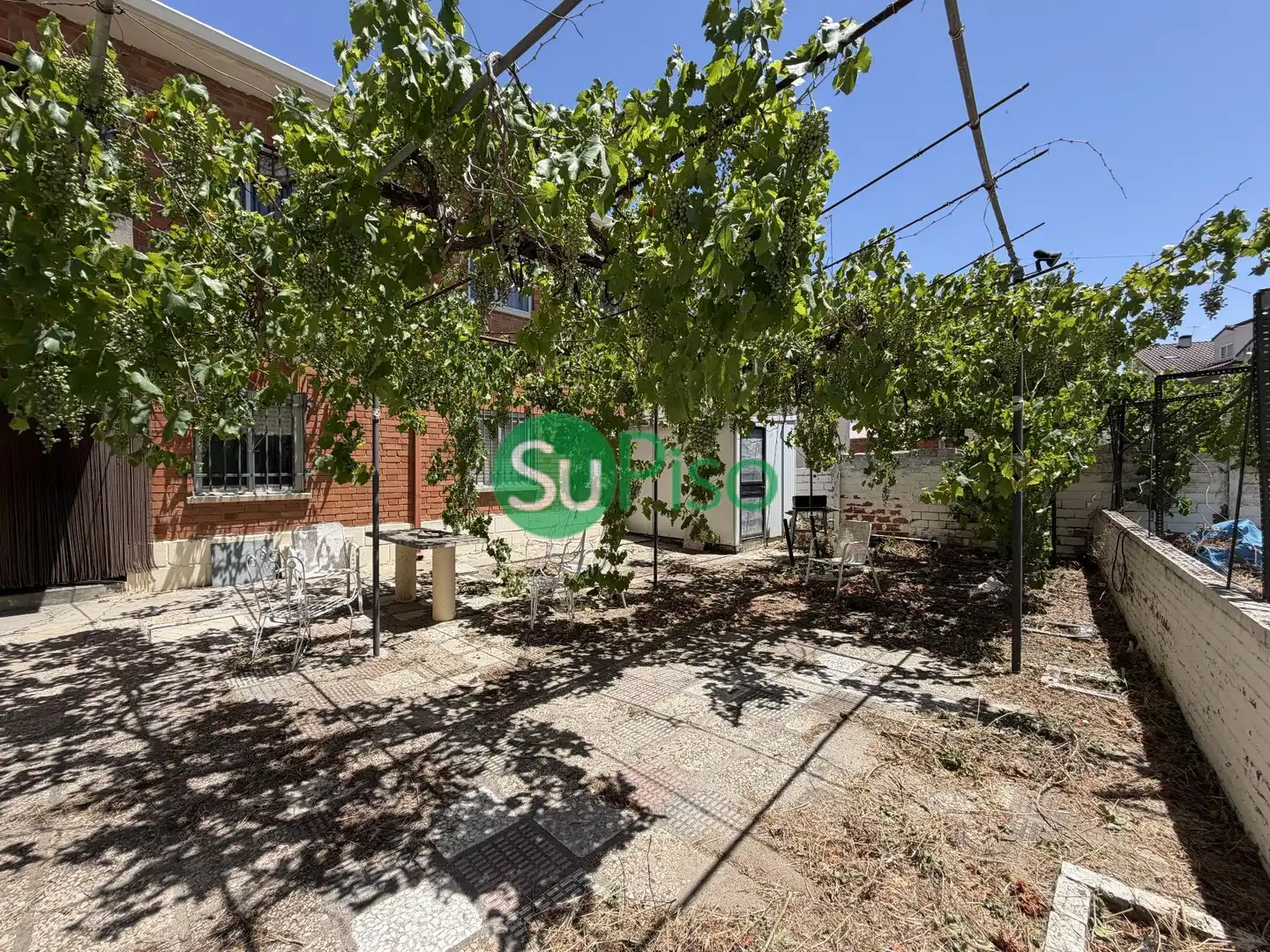 Adossat amb jardí en venda a Calle Castro Carpetano