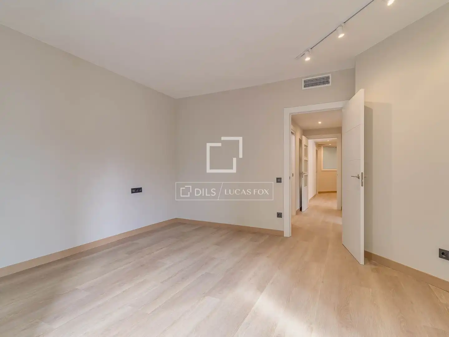 Bedroom of Flat for rent in Barcelona  with Air Conditioner and Parquet flooring