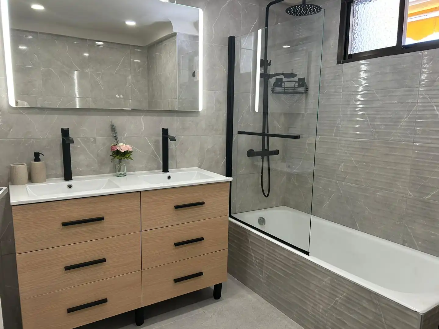 Baño de Piso de alquiler en Estepona con Aire acondicionado, Terraza y Amueblado