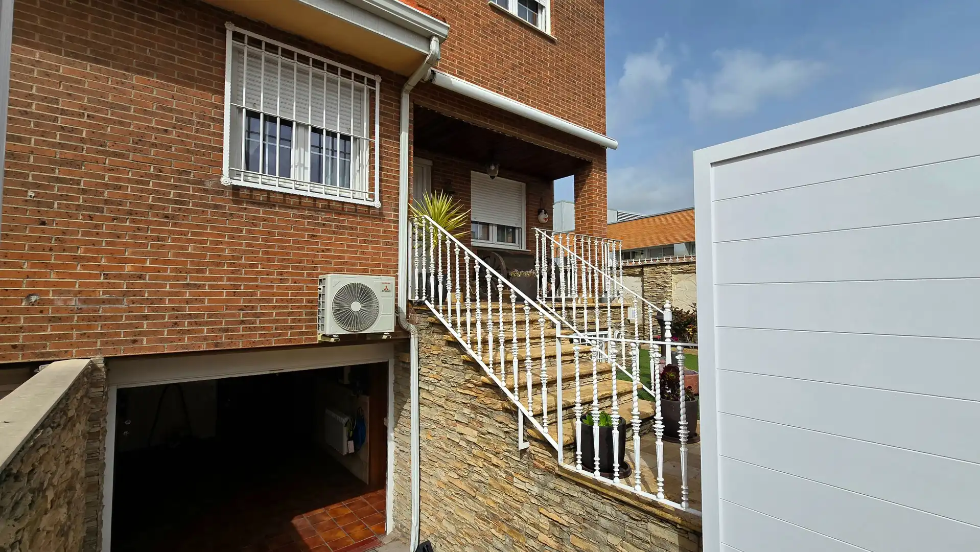 Vista exterior de Casa adosada en venta en Alcalá de Henares con Aire acondicionado, Calefacción y Jardín privado