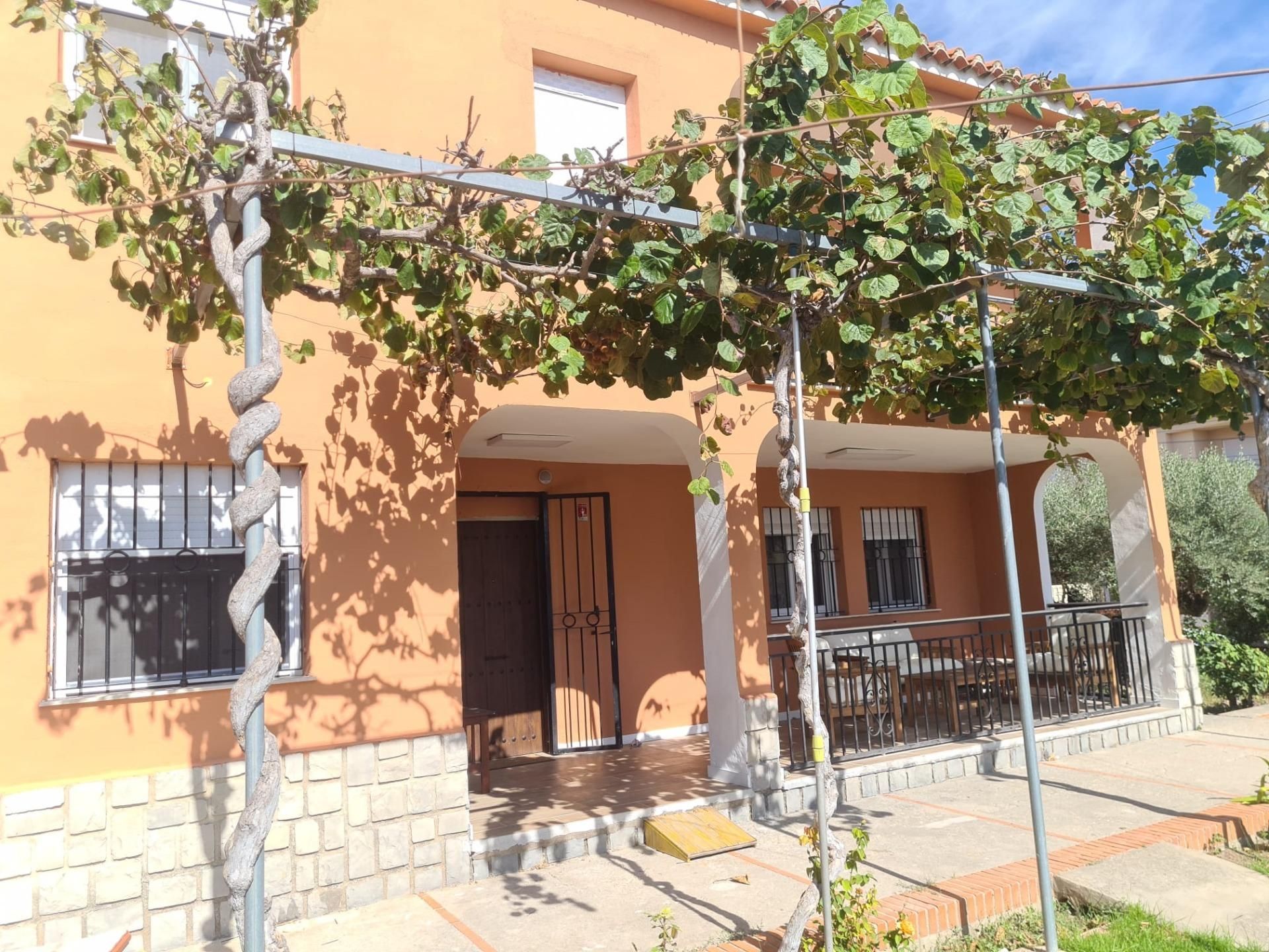 Vista exterior de Casa o xalet en venda en Viver amb Aire condicionat, Calefacció i Jardí privat