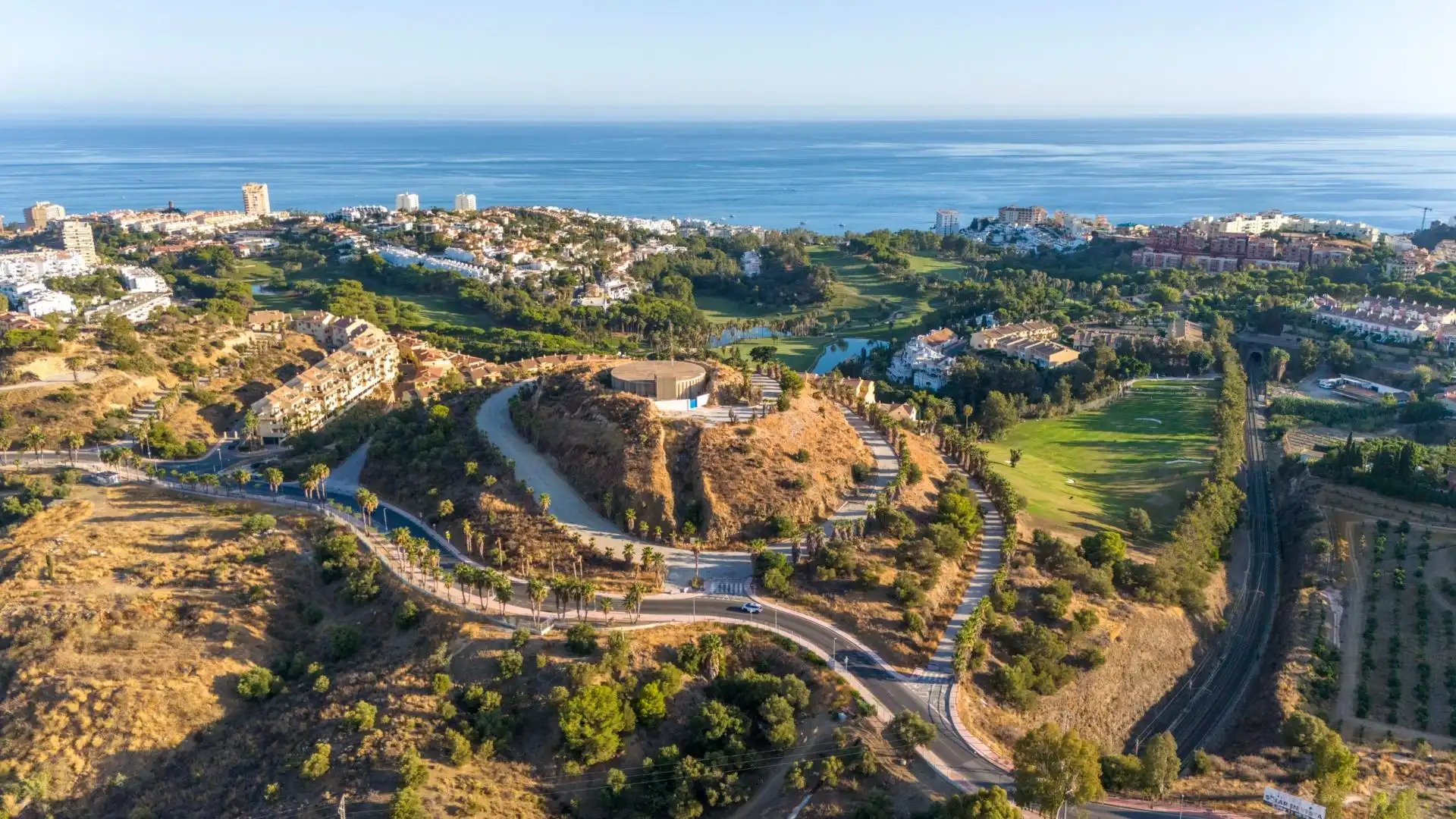 Vista exterior de Àtic en venda en Benalmádena amb Aire condicionat, Calefacció i Jardí privat