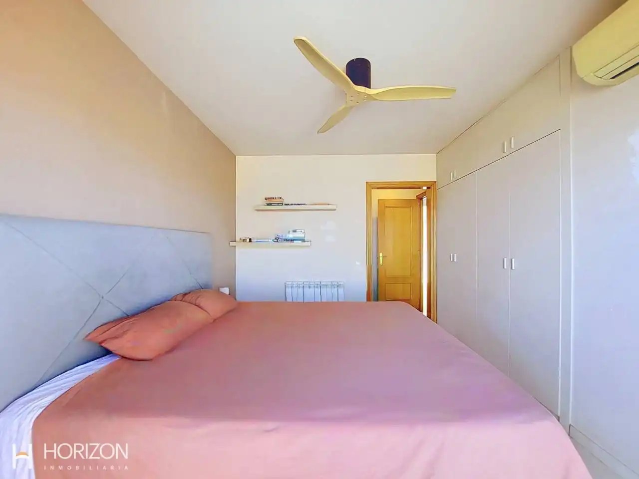 Habitación de Casa adosada en venta en Calafell con Aire acondicionado, Calefacción y Jardín privado