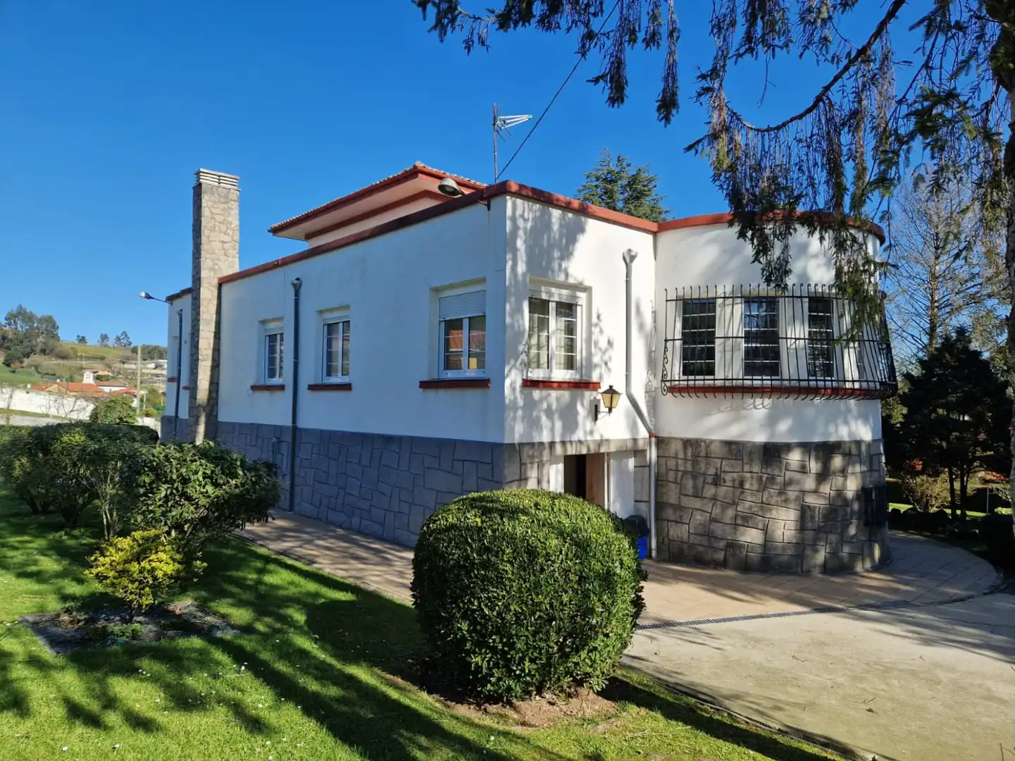 Vista exterior de Casa o xalet en venda en Castrillón amb Calefacció, Terrassa i Traster