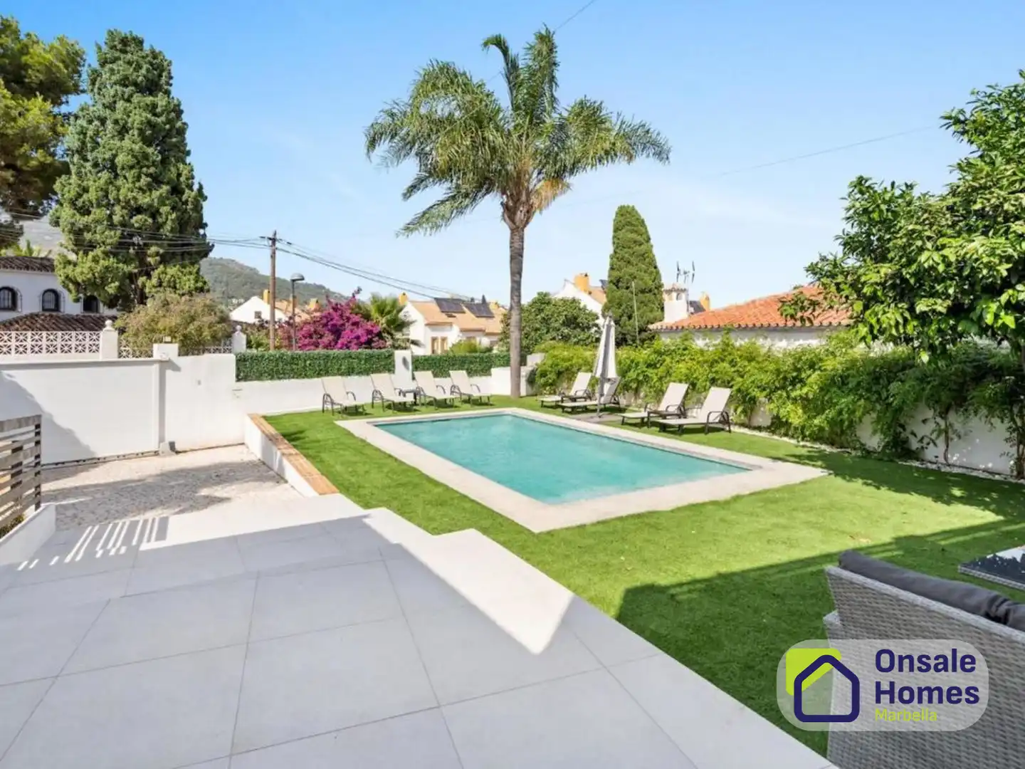 Vista exterior de Casa o xalet en venda en Marbella amb Aire condicionat, Jardí privat i Terrassa