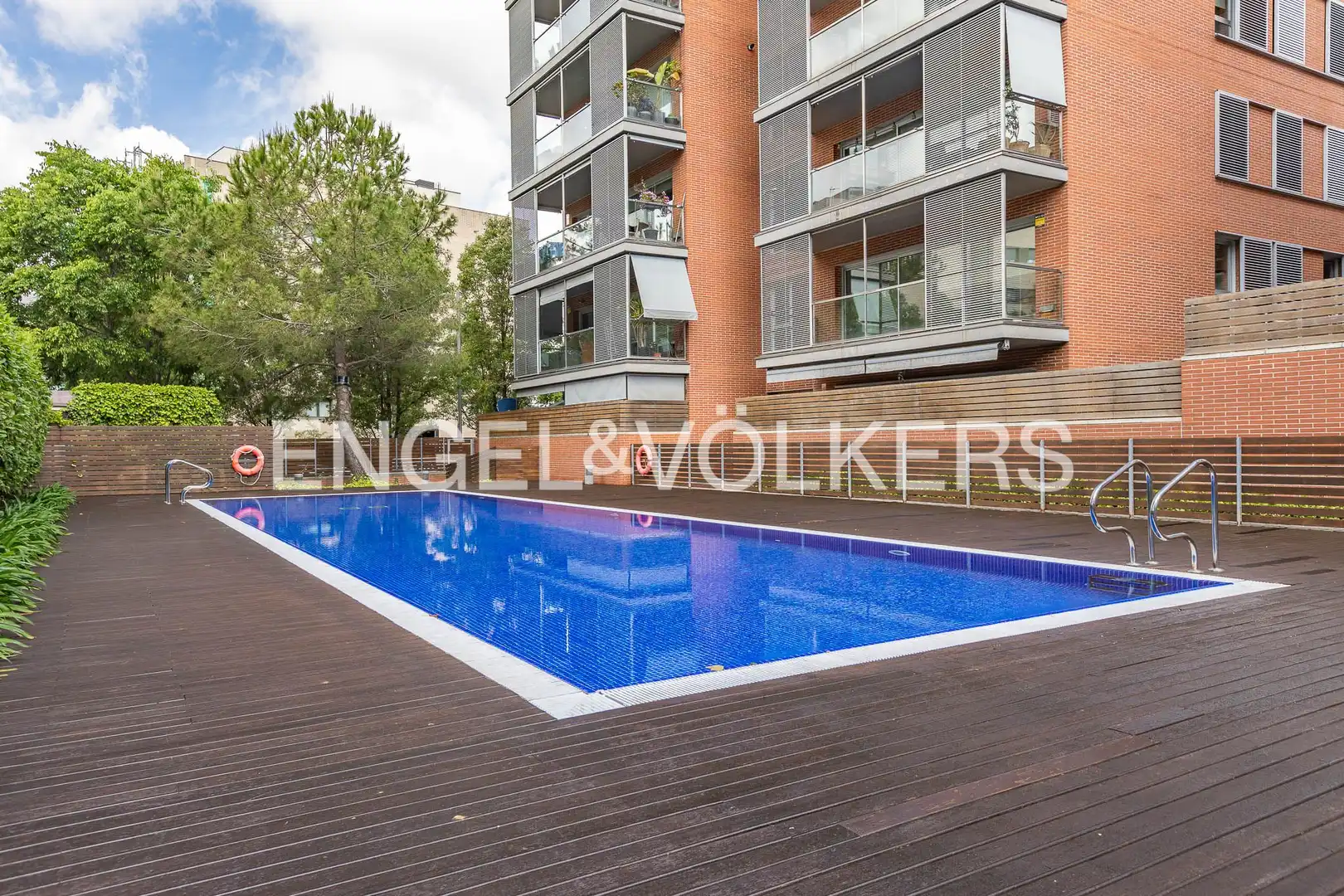 Piscina de Pis en venda en Sant Cugat del Vallès amb Aire condicionat, Calefacció i Parquet
