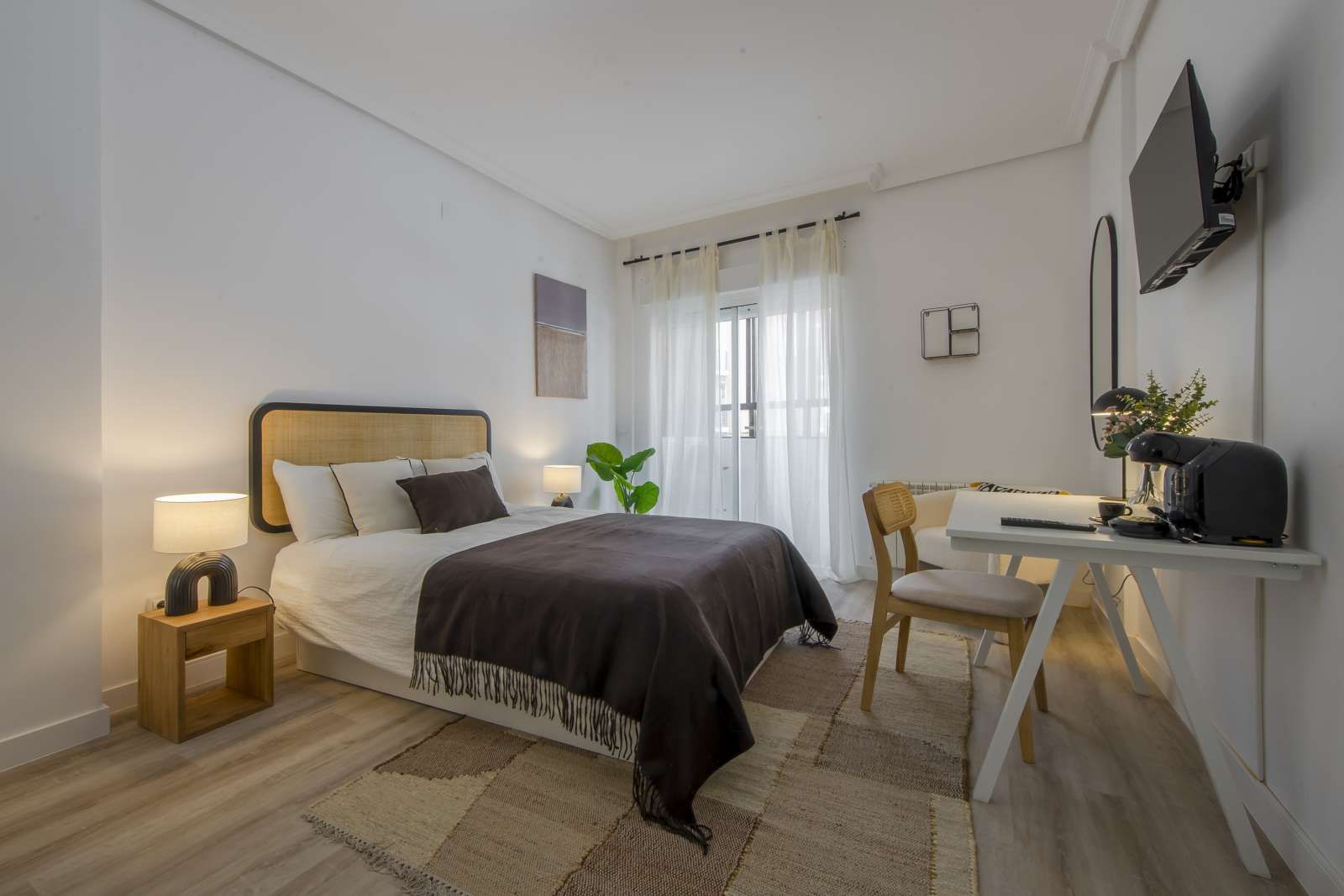 Flat to share in Lucero