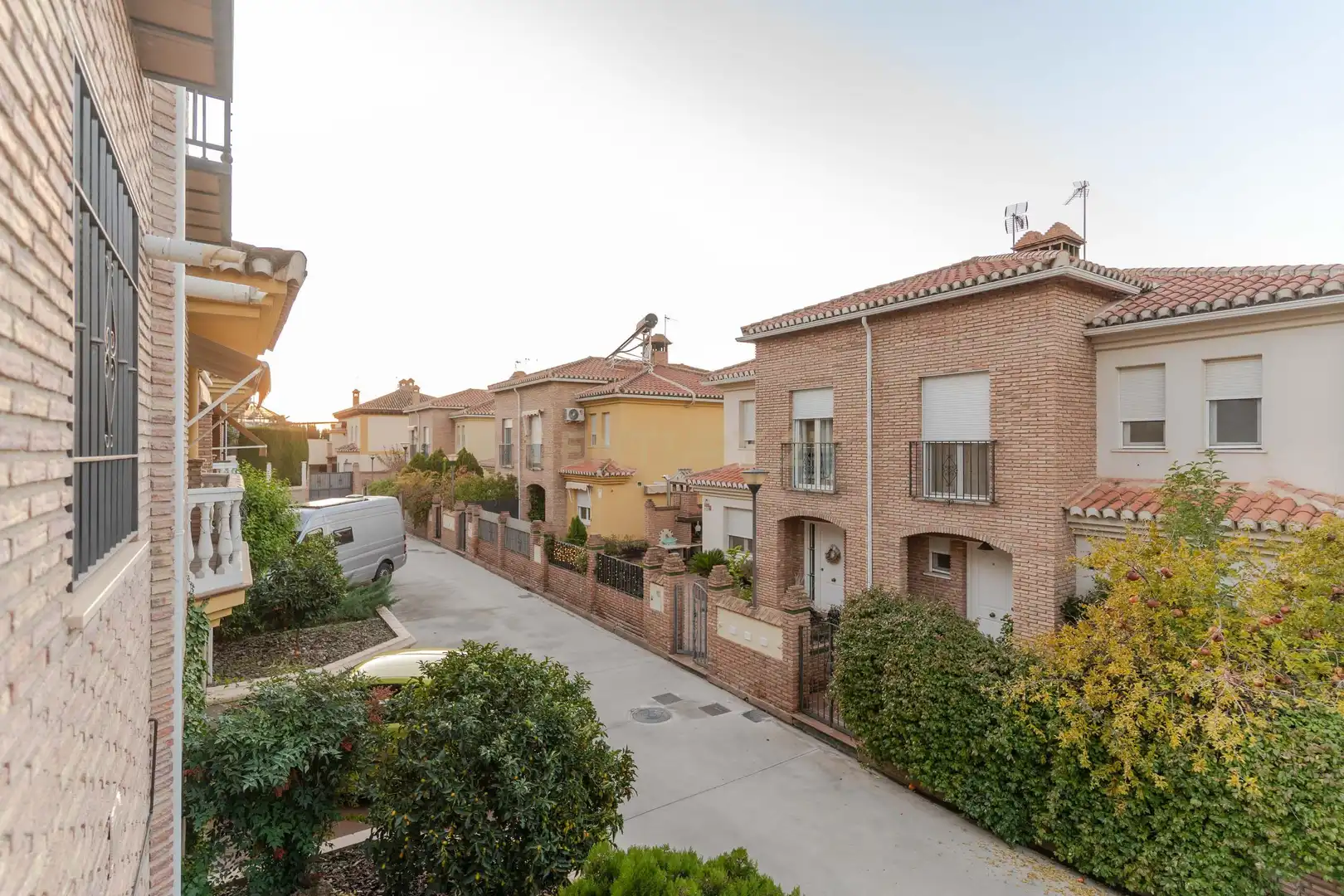 Vista exterior de Casa adosada en venda en La Zubia amb Aire condicionat, Jardí privat i Traster