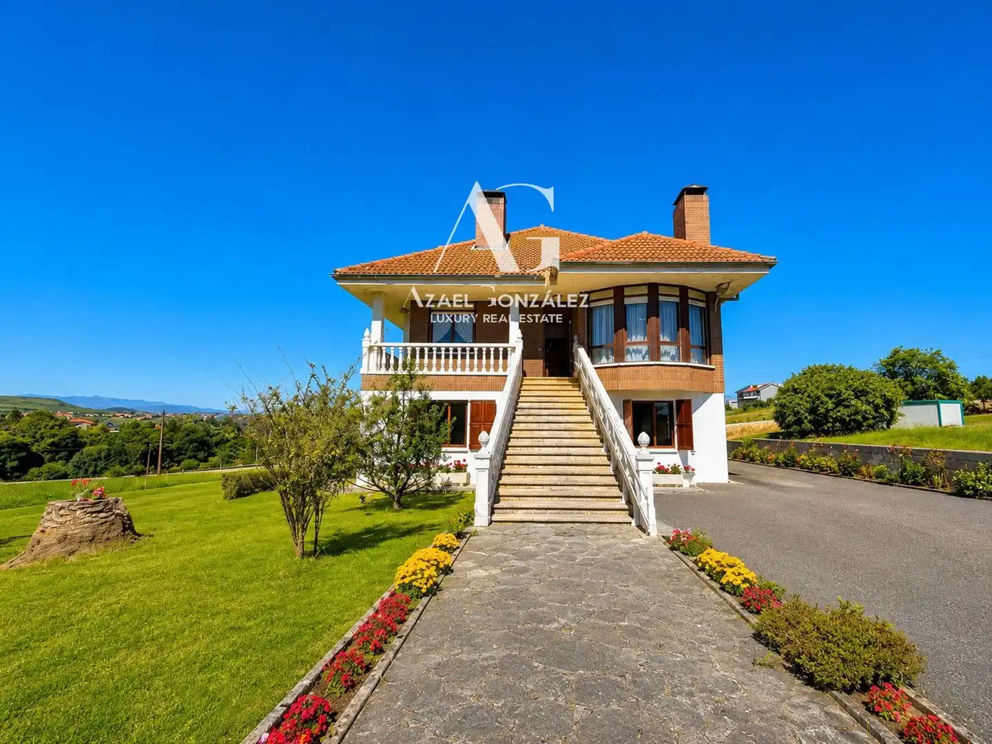 Vista exterior de Casa o xalet en venda en Miengo amb Calefacció, Traster i Moblat