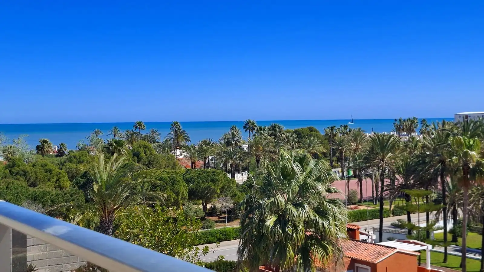 Vista exterior de Àtic en venda en Dénia amb Aire condicionat, Calefacció i Jardí privat