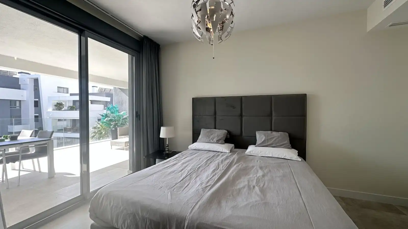 Habitación de Piso de alquiler en Estepona con Aire acondicionado, Terraza y Amueblado
