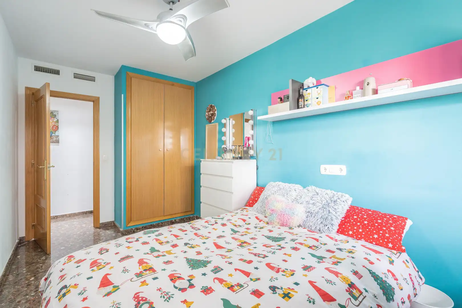Dormitori de Apartament en venda en Paterna amb Aire condicionat i Balcó