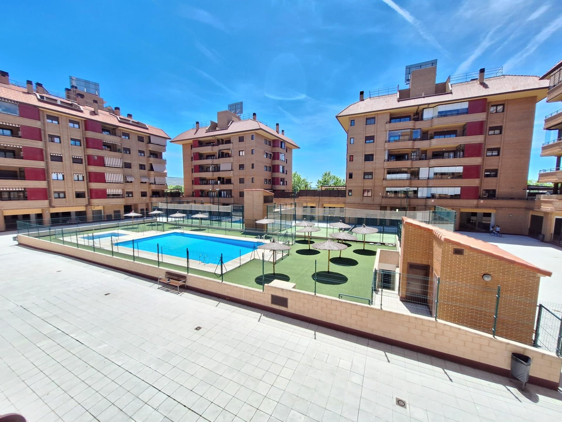Swimming pool of Flat for sale in Alcalá de Henares  with Air Conditioner, Heating and Private garden