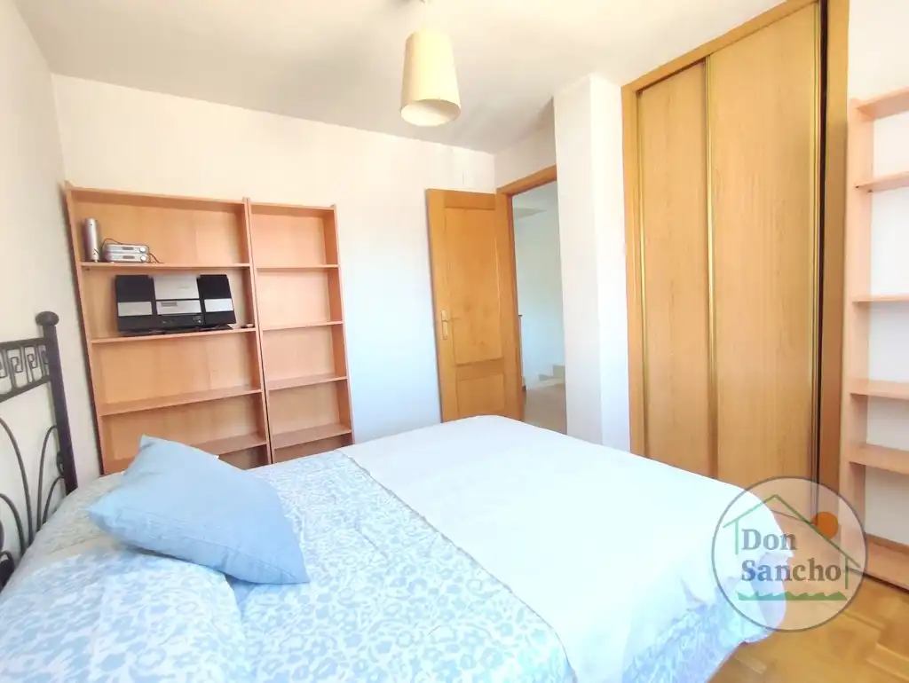 Habitación de Casa adosada en venta en Viana de Cega con Calefacción, Jardín privado y Terraza