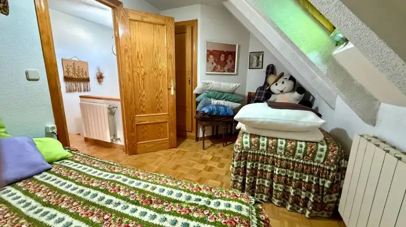 Dormitori de Casa o xalet en venda en El Espinar amb Calefacció, Jardí privat i Parquet