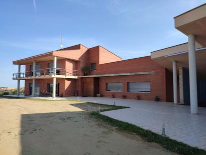 Vista exterior de Casa o xalet en venda en Les Borges Blanques amb Aire condicionat, Terrassa i Piscina