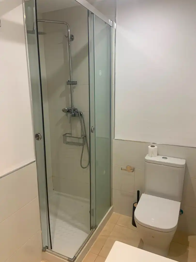 Badezimmer von Wohnung zur Miete in Sevilla mit Klimaanlage, Heizung und Waschmaschine