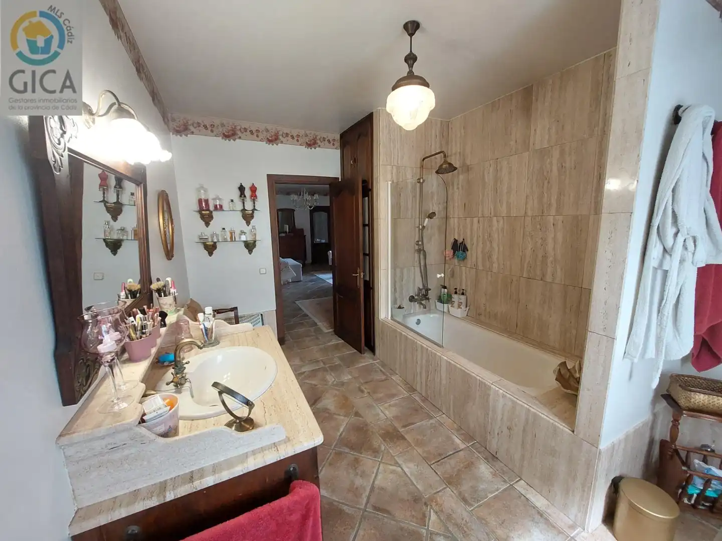 Bany de Casa o xalet en venda en Algeciras amb Aire condicionat, Jardí privat i Piscina
