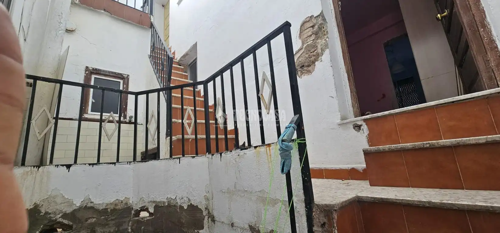Außenansicht von Einfamilien-Reihenhaus zum Verkauf in Sevilla mit Terrasse und Balkon