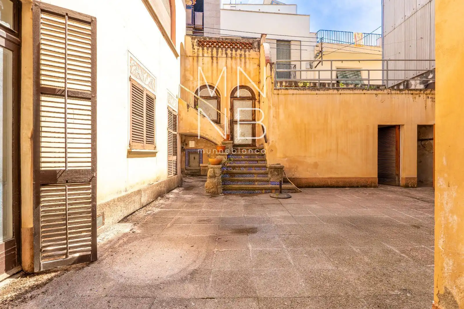 Vista exterior de Casa adosada en venda en Arenys de Mar amb Calefacció