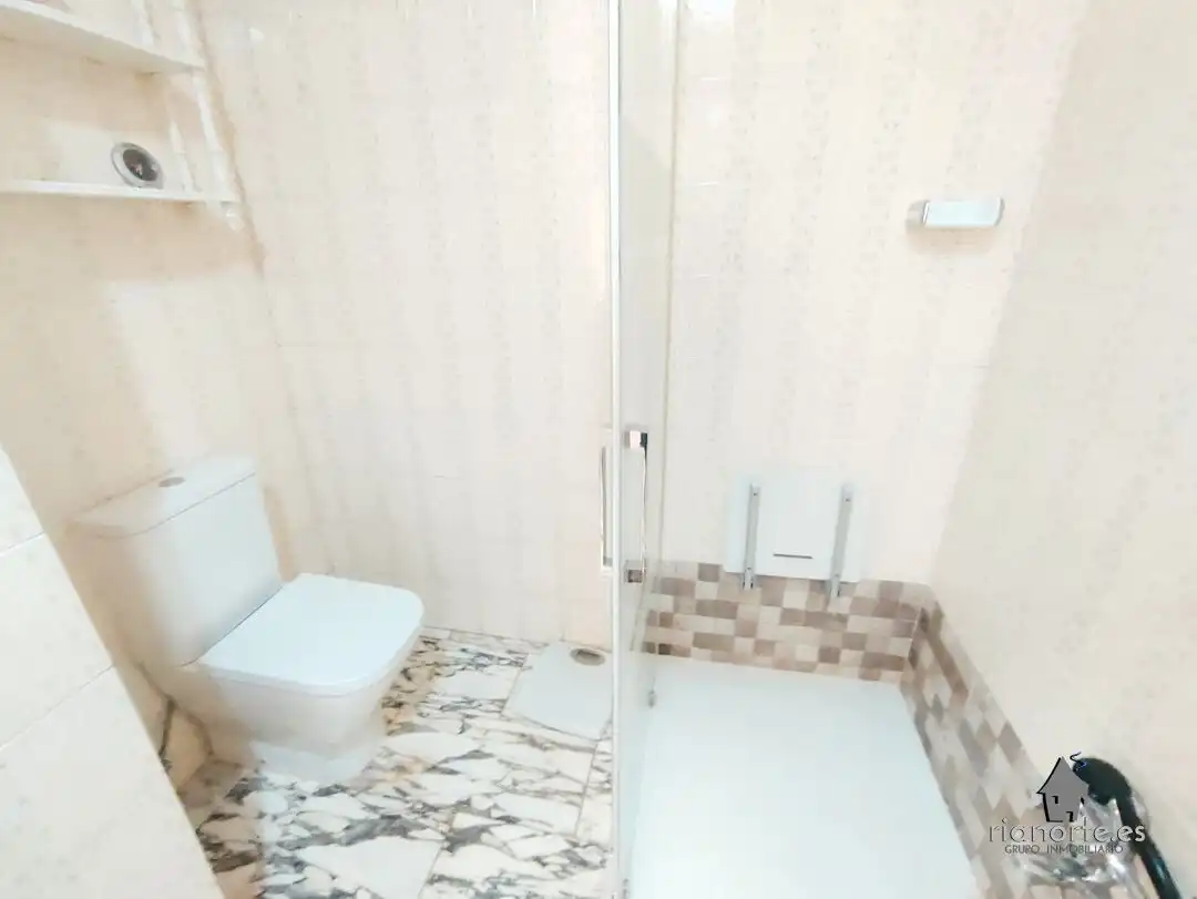 Bany de Pis en venda en San Martín del Rey Aurelio amb Calefacció i Moblat