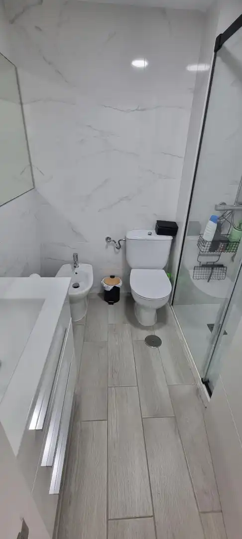Bany de Pis en venda en Fuengirola amb Aire condicionat, Calefacció i Jardí privat