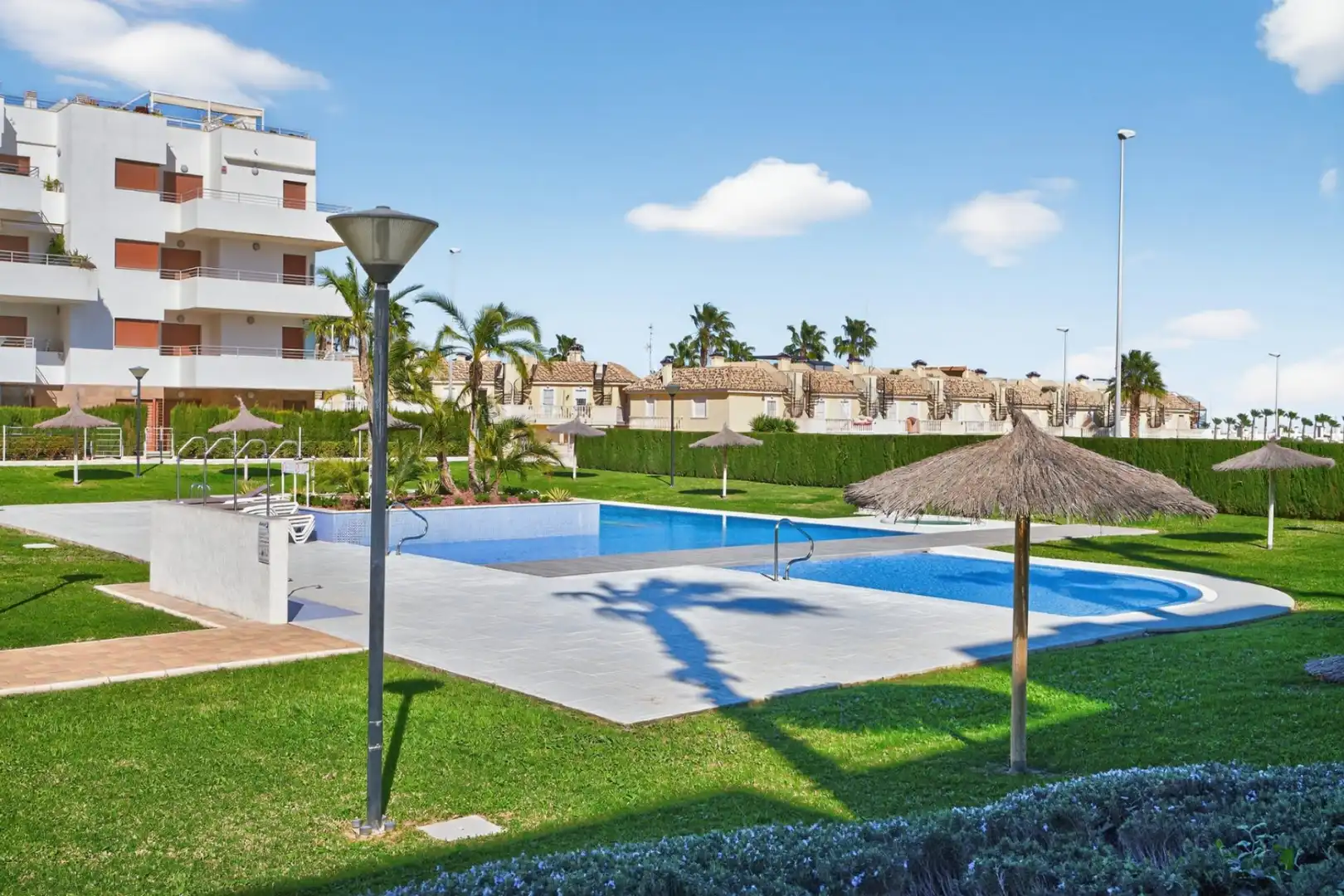 Piscina de Ático en venta en Orihuela con Aire acondicionado, Calefacción y Jardín privado