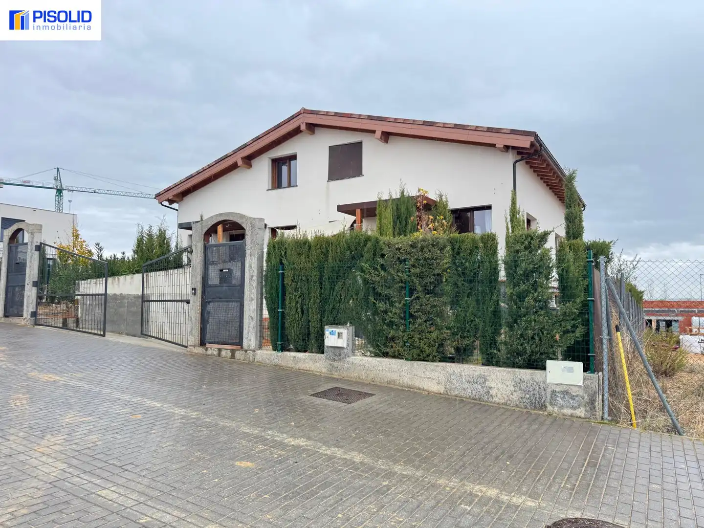 Außenansicht von Einfamilien-Reihenhaus zum Verkauf in Valladolid mit Privatgarten und Schwimmbad