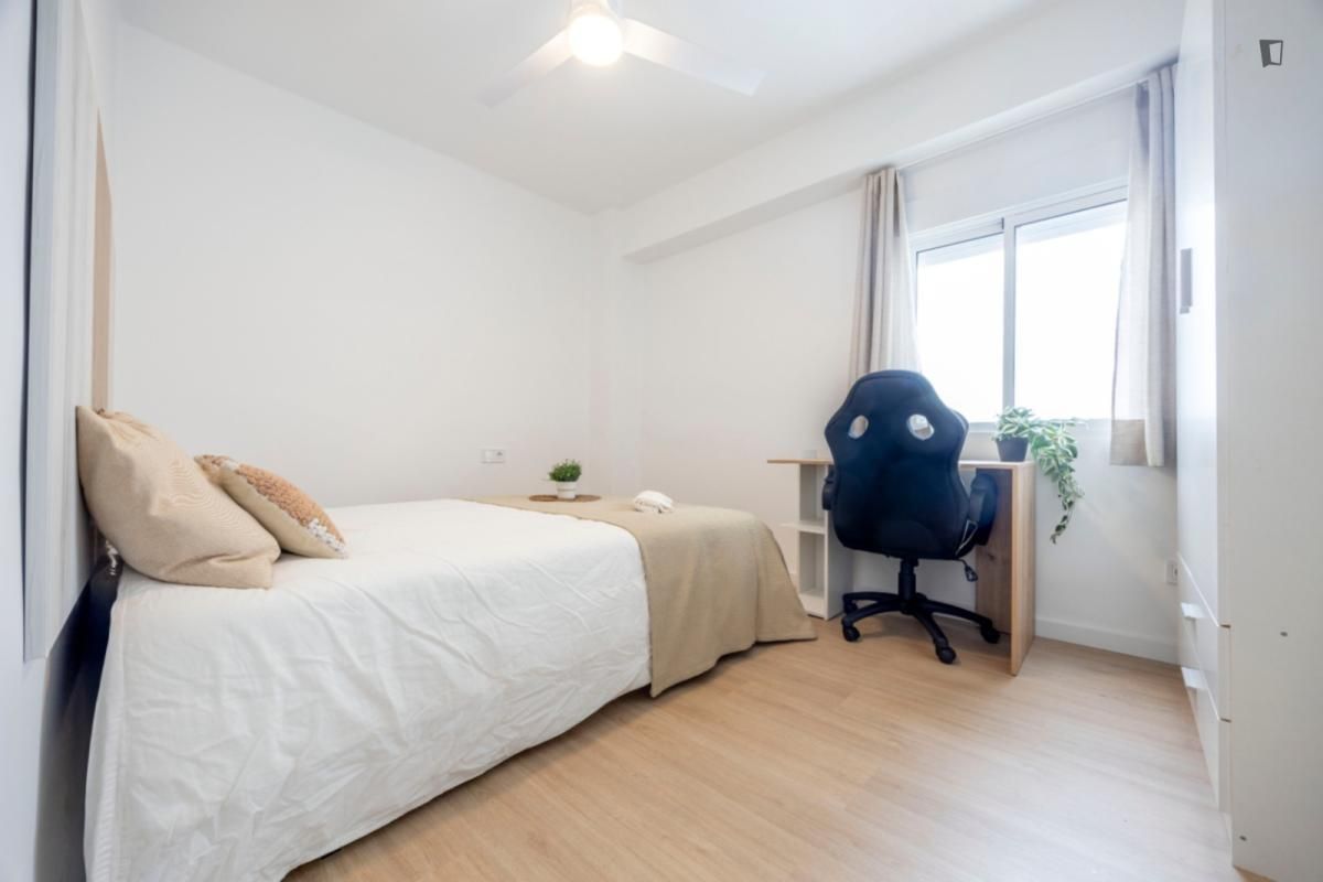 Bedroom of Apartment to share in  Valencia Capital  with Air Conditioner, Furnished and Oven