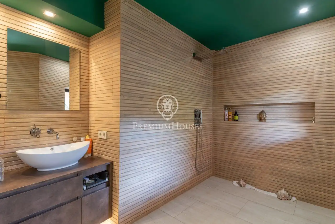 Bathroom of Houses for sale in Vilanova i la Geltrú  with Air Conditioner, Heating and Private garden