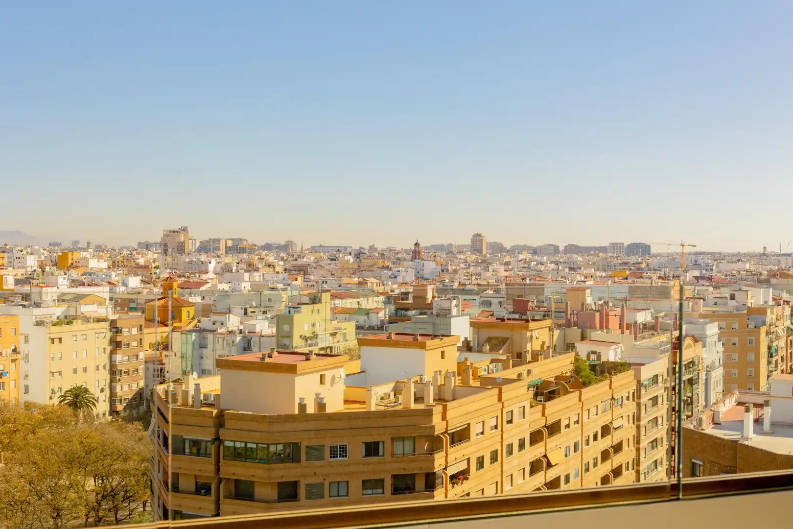 Außenansicht von Wohnung zur Miete in Valencia mit Klimaanlage, Heizung und Privatgarten