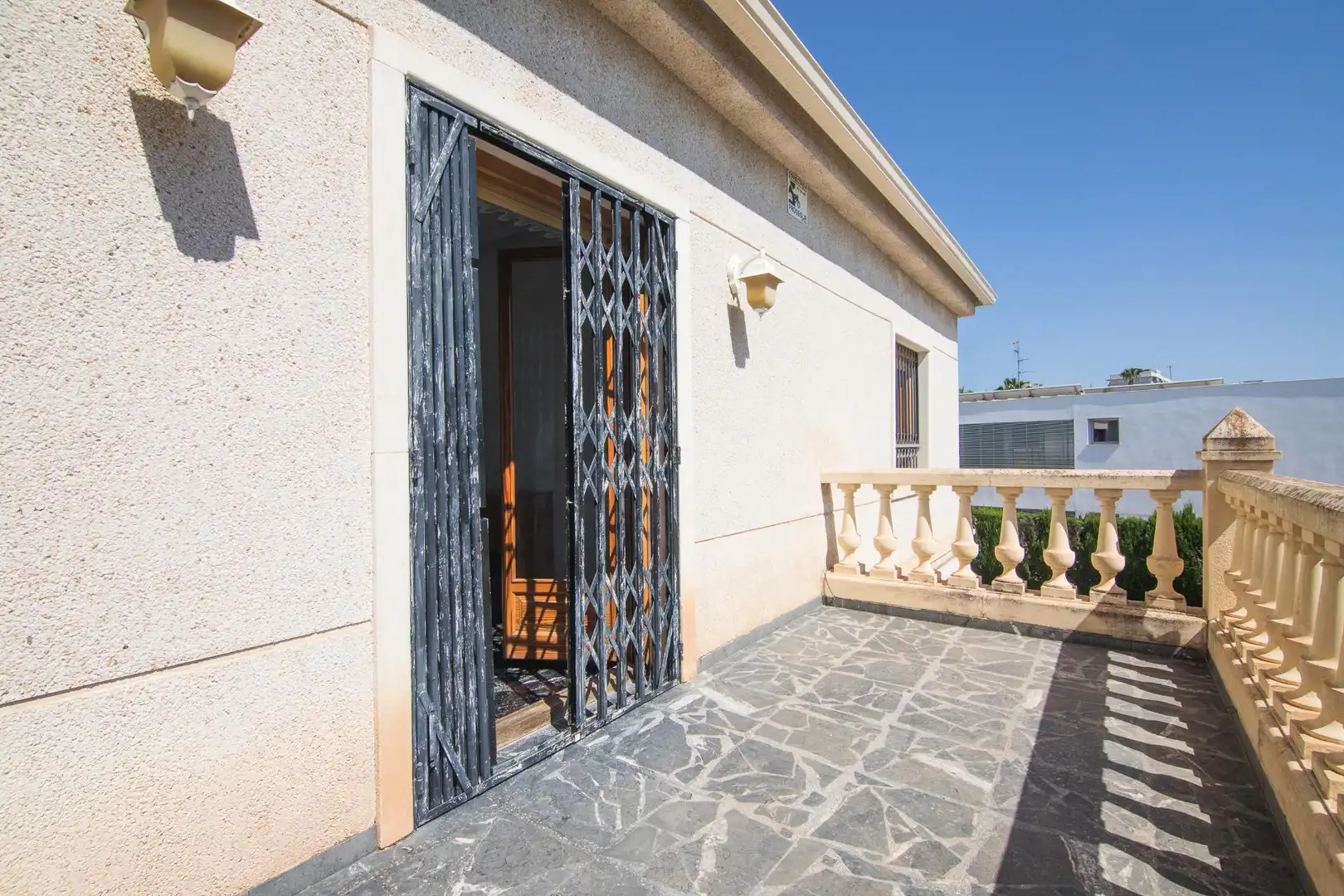 Vista exterior de Casa o xalet en venda en Elche / Elx amb Jardí privat, Terrassa i Piscina