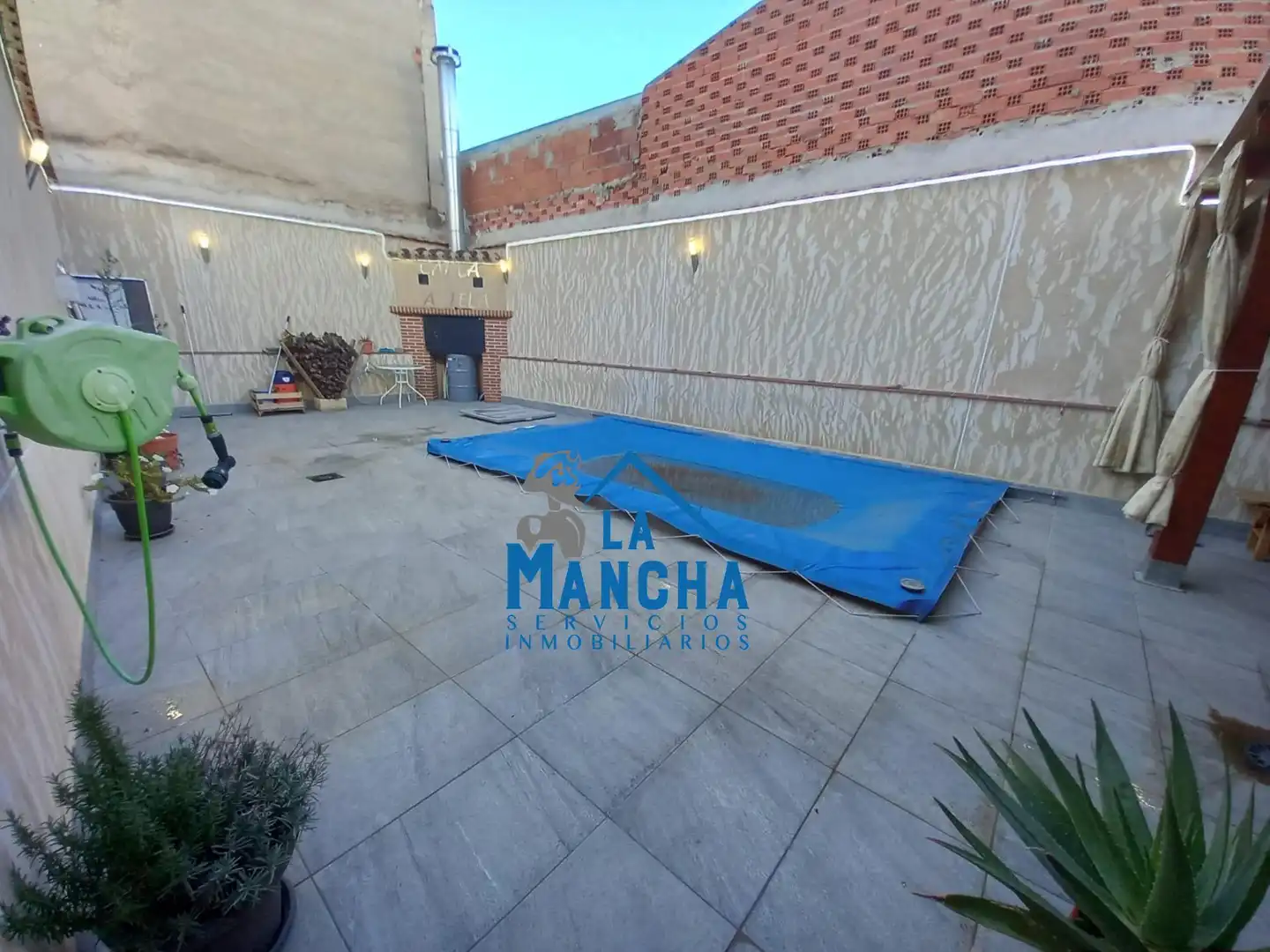 Terrassa de Casa o xalet en venda en Madrigueras amb Piscina i Moblat