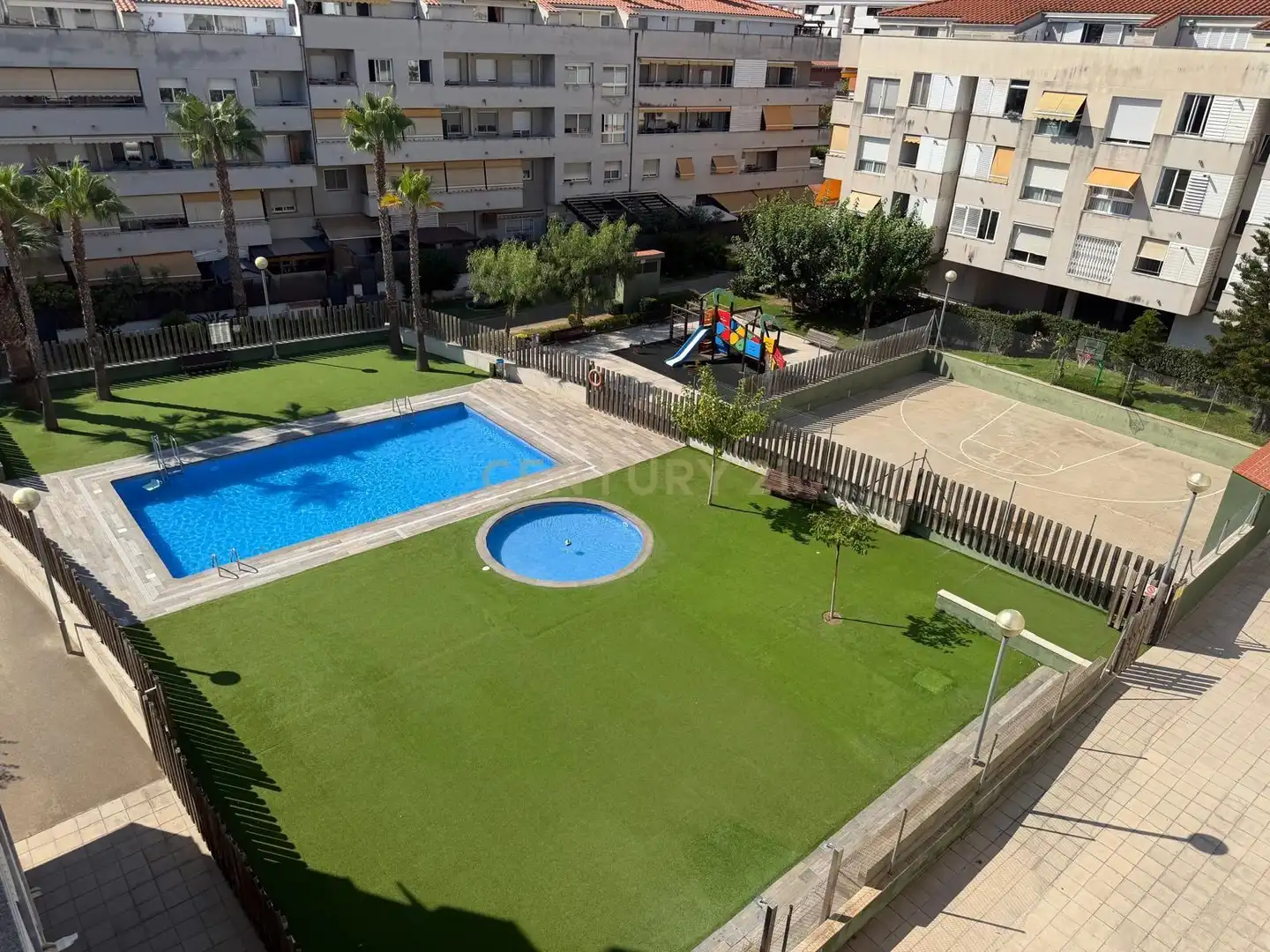Piscina de Apartament en venda en Sant Joan Despí amb Aire condicionat i Piscina comunitària