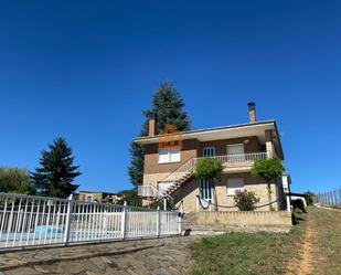 Vista exterior de Casa o xalet en venda en Villadangos del Páramo amb Terrassa i Piscina