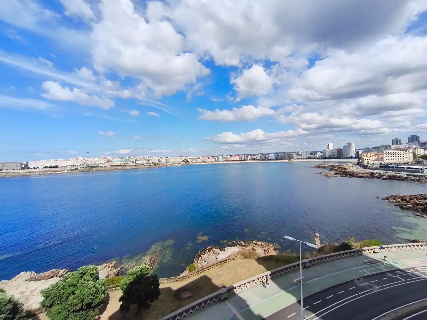 Außenansicht von Wohnung zur Miete in A Coruña Capital  mit Heizung, Parkett und Ofen