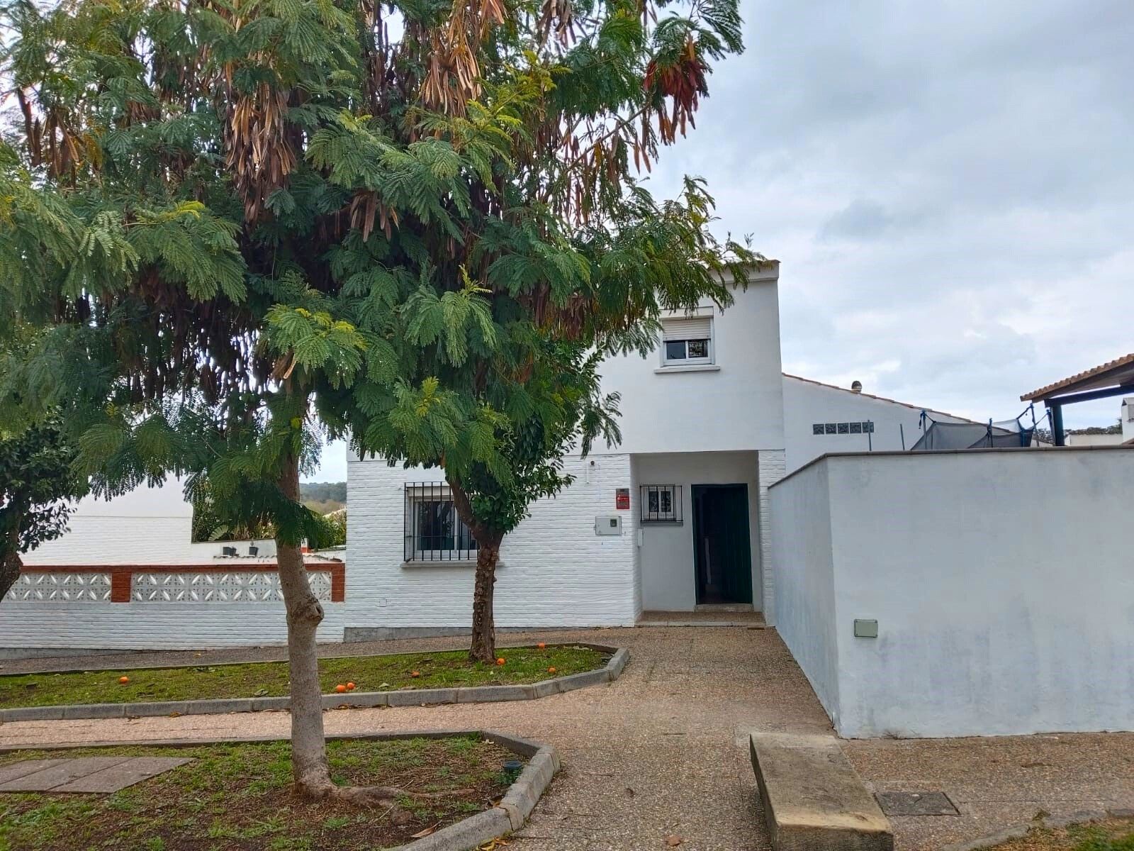 Vista exterior de Casa adosada en venda en Castellar de la Frontera amb Jardí privat