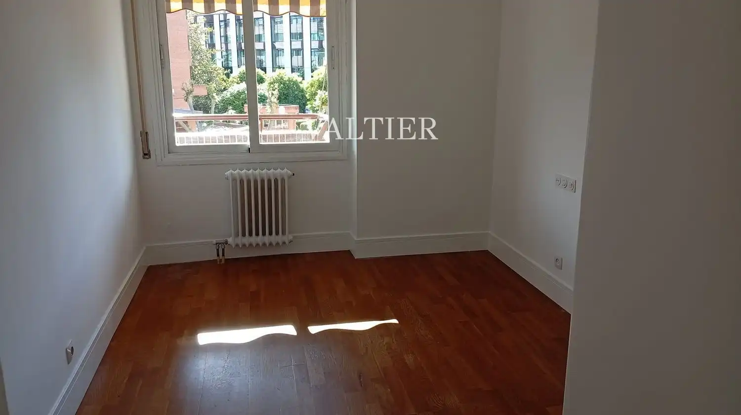 Bedroom of Flat for rent in Madrid  with Air Conditioner, Terrace and Swimming Pool