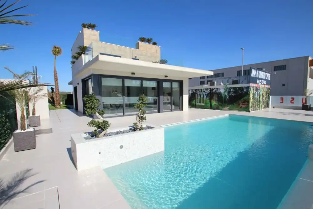 Chalet con piscina en venta en San Miguel de Salinas