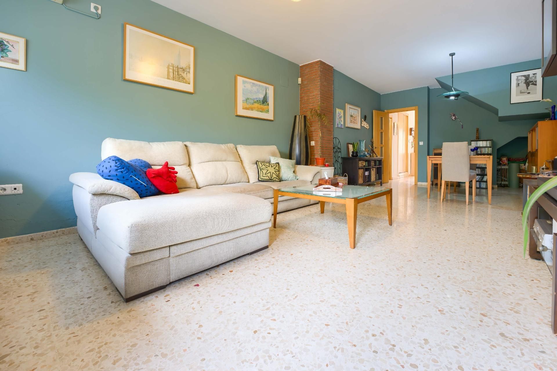 Sala d'estar de Casa adosada en venda en Tomares amb Aire condicionat, Jardí privat i Terrassa