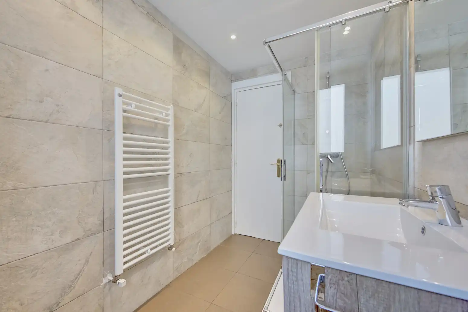 Bathroom of Flat for sale in  Pamplona / Iruña  with Heating and Parquet flooring