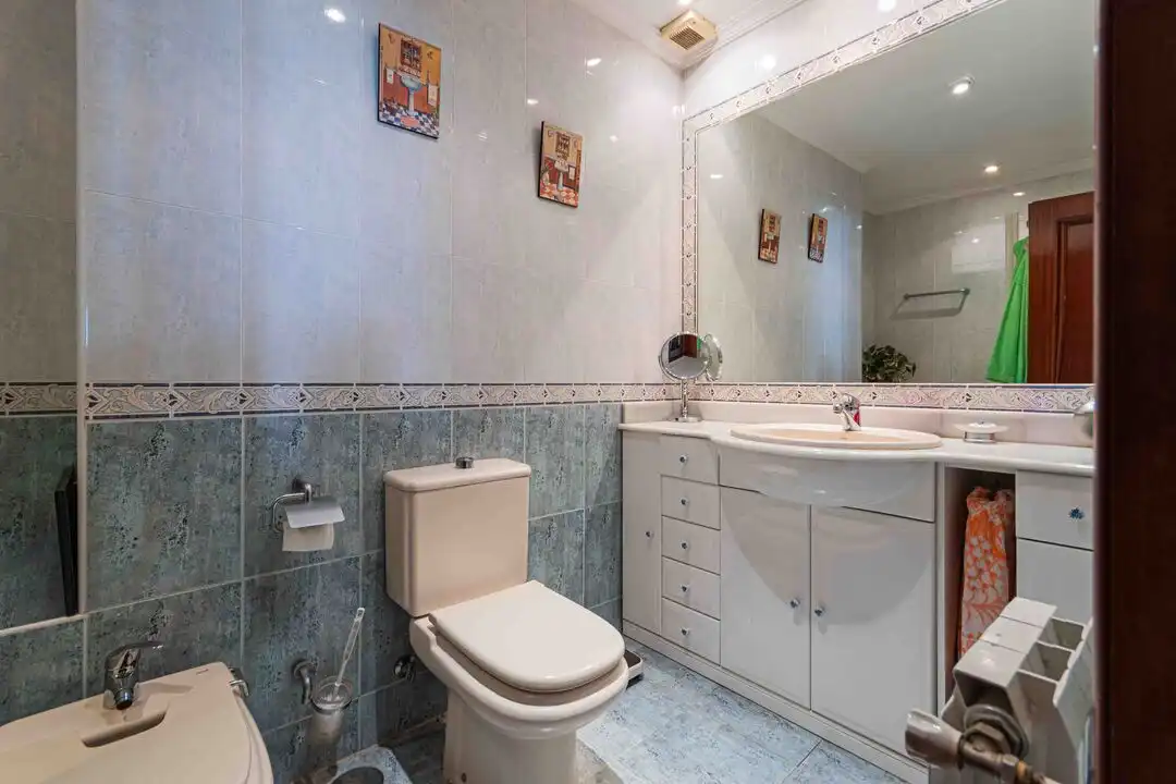 Bathroom of Flat for sale in Madrid  with Air Conditioner, Heating and Storage room