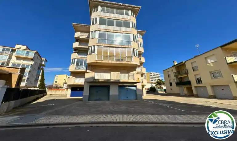 Vista exterior de Apartament en venda en Roses amb Calefacció i Moblat