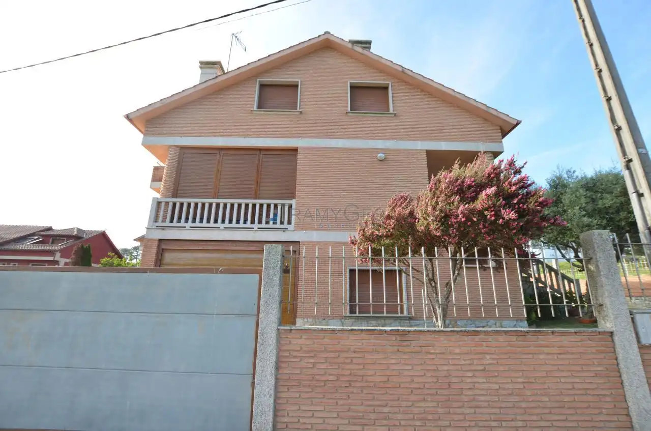 Vista exterior de Casa o xalet en venda en A Guarda   amb Calefacció, Jardí privat i Parquet