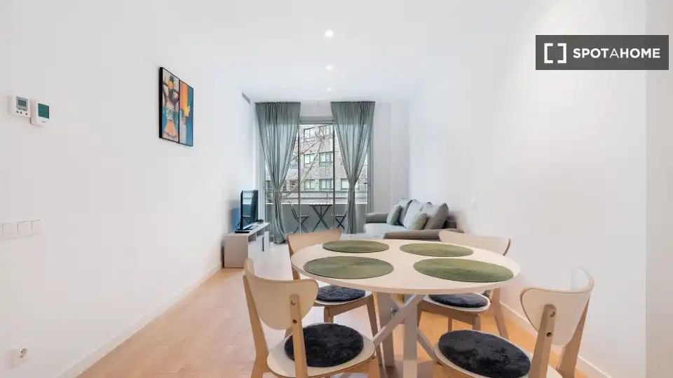Comedor de Apartamento para compartir en Barcelona con Aire acondicionado, Terraza y Amueblado