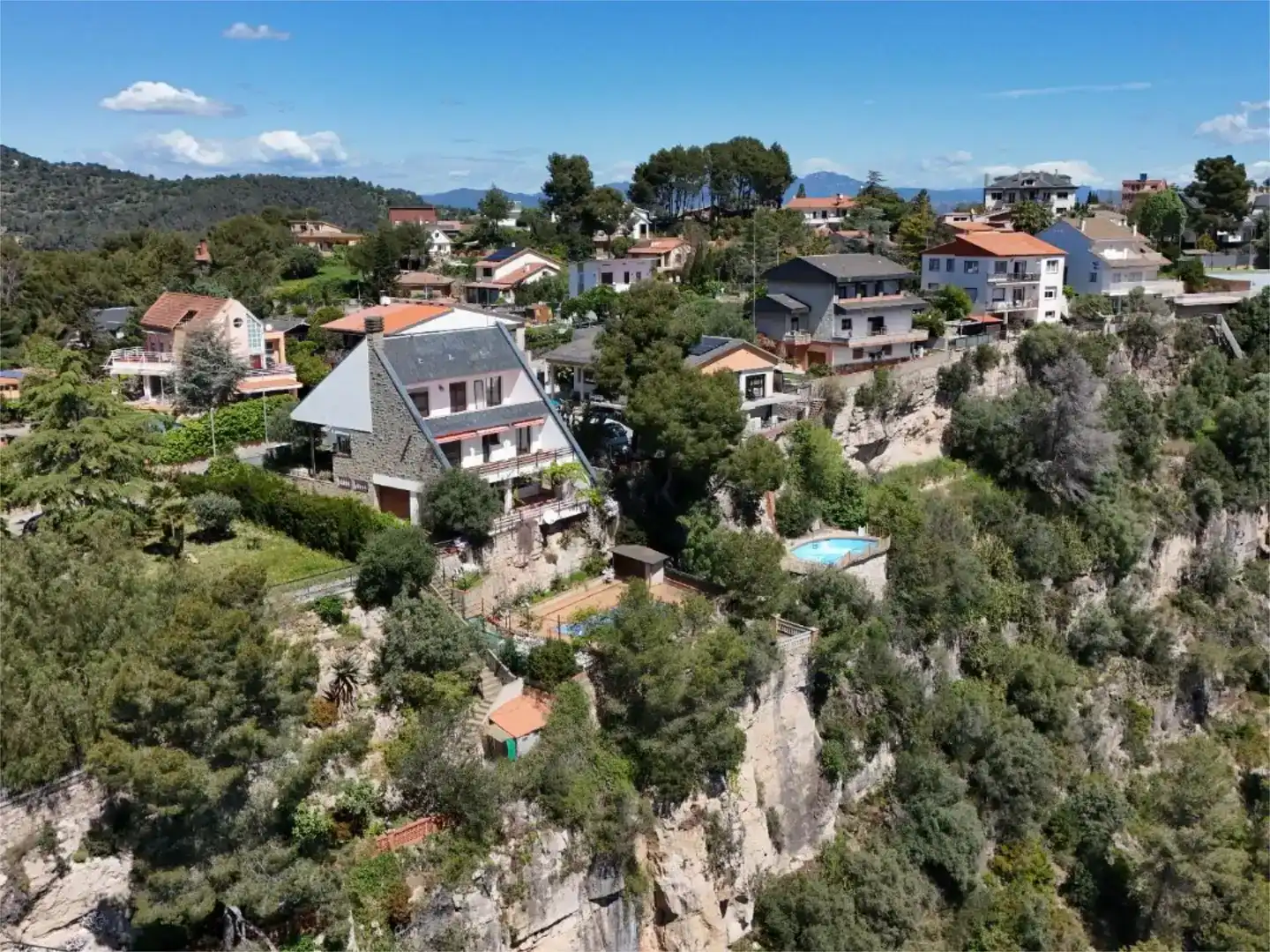 Vista exterior de Casa o xalet en venda en Corbera de Llobregat amb Piscina i Balcó