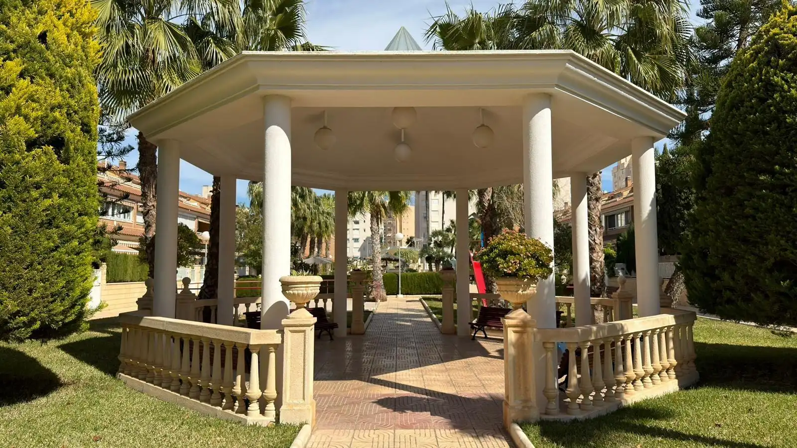 Vista exterior de Casa o chalet en venta en Alicante / Alacant con Aire acondicionado, Calefacción y Jardín privado