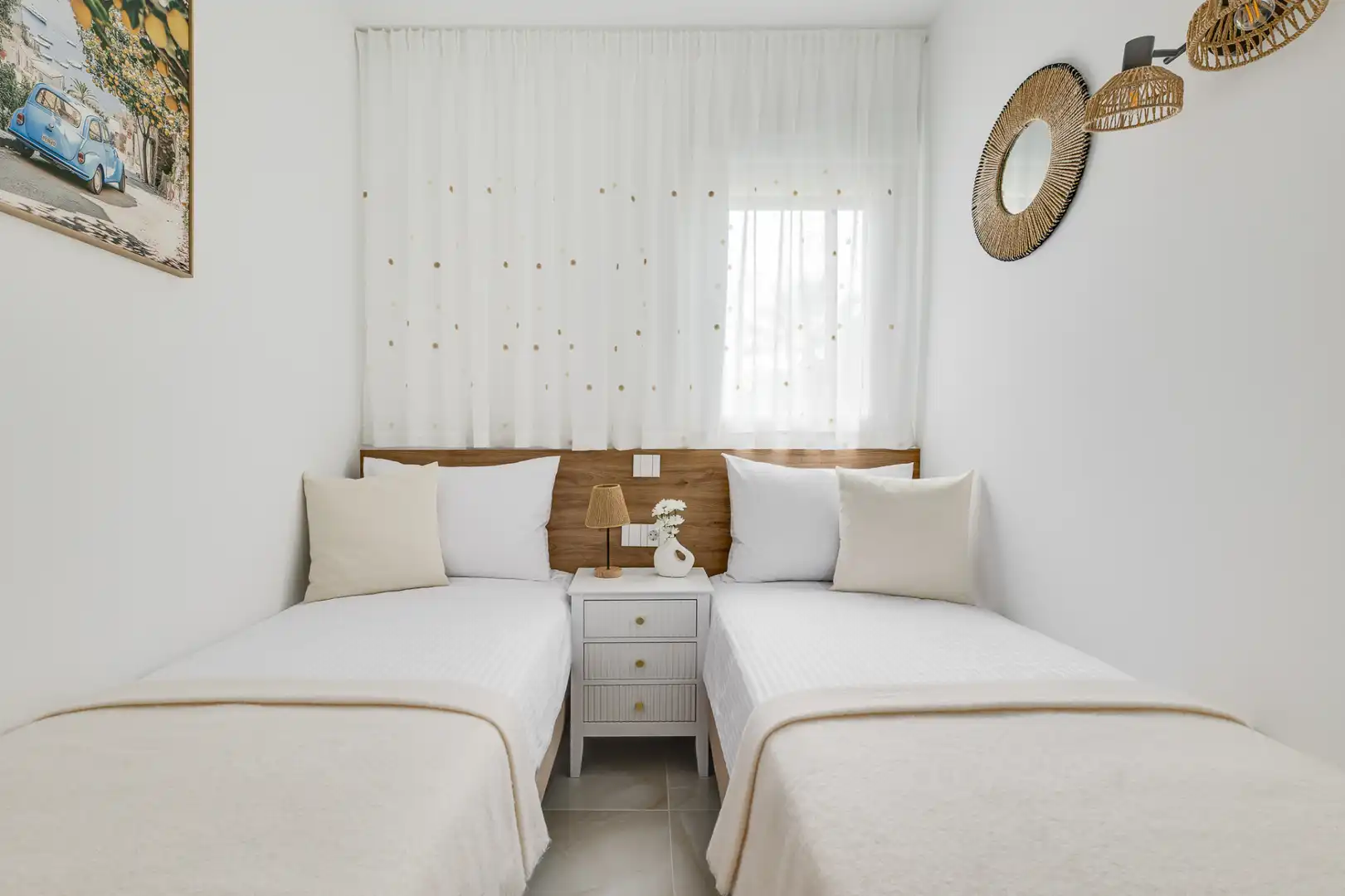 Habitación de Apartamento de alquiler en Torrevieja con Aire acondicionado, Jardín privado y Amueblado
