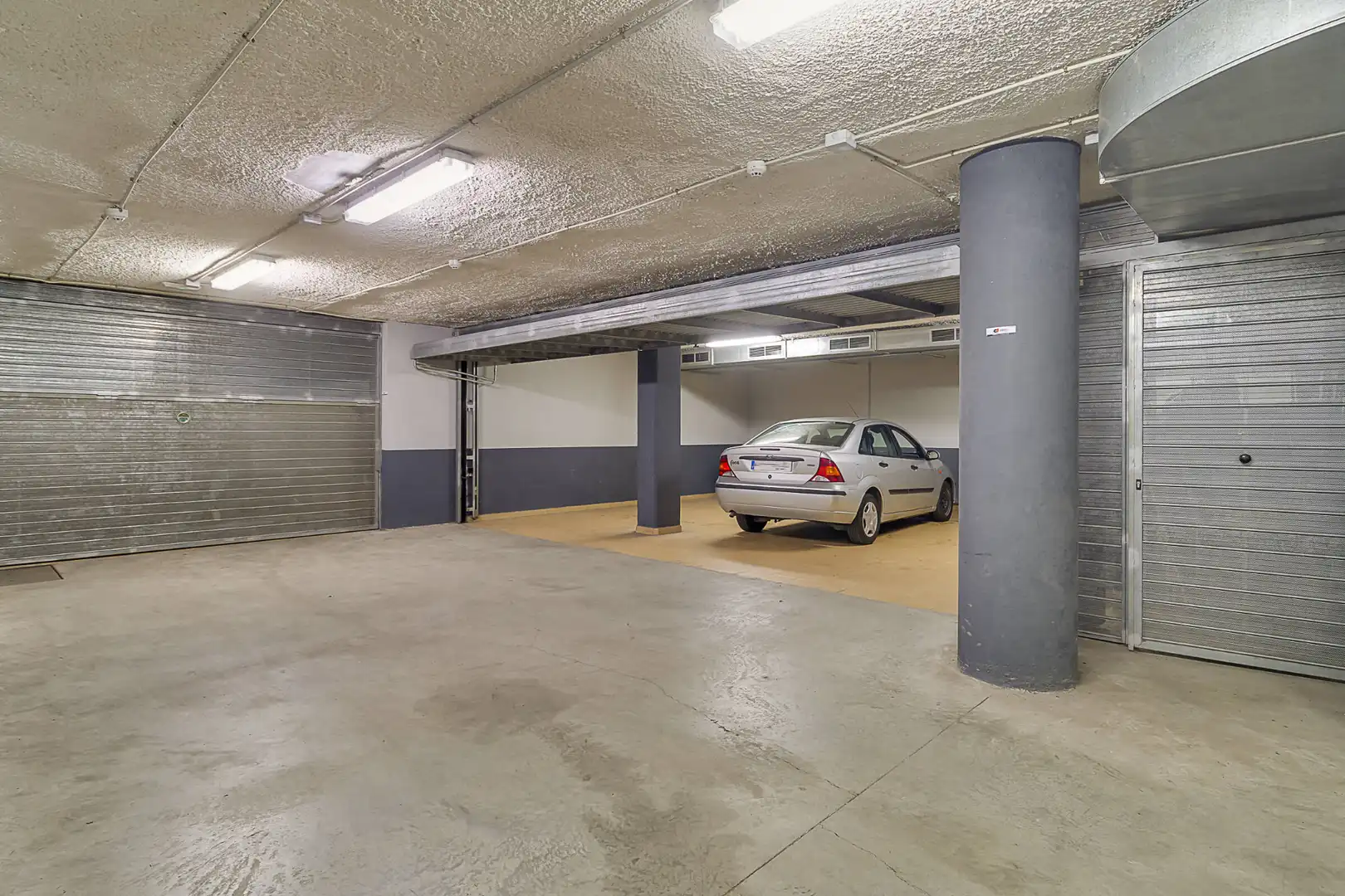 Parking de Casa adosada en venta en Barcelona con Aire acondicionado, Calefacción y Terraza