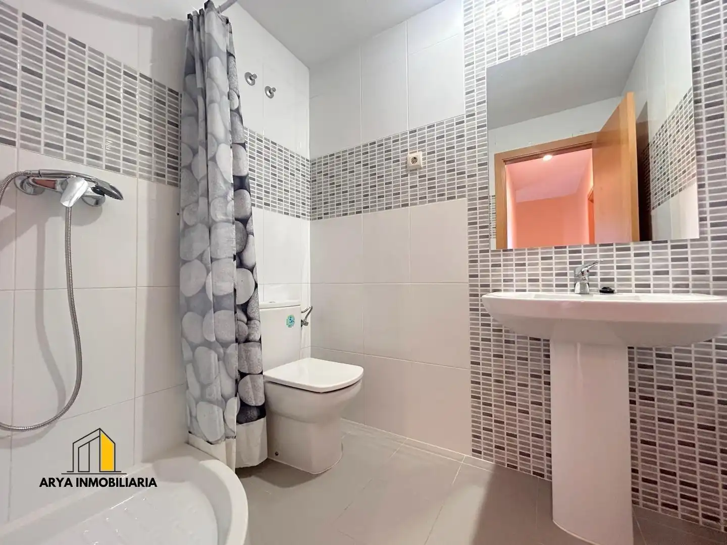 Badezimmer von Einfamilien-Reihenhaus zum Verkauf in Pioz